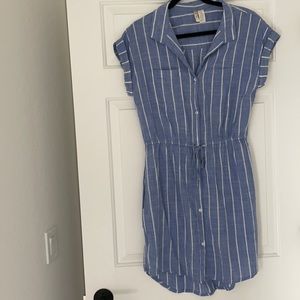 Ladies chambray shirt dress with pockets. Size Large.